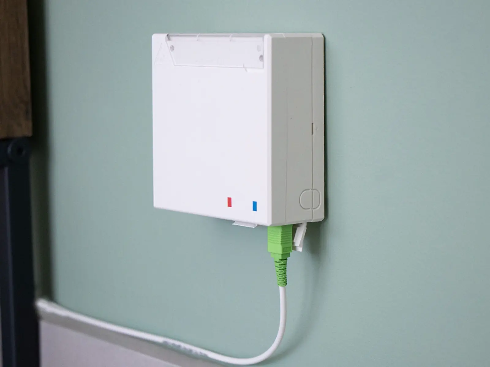 Prise terminale fibre optique eline installée en intérieur sur mur