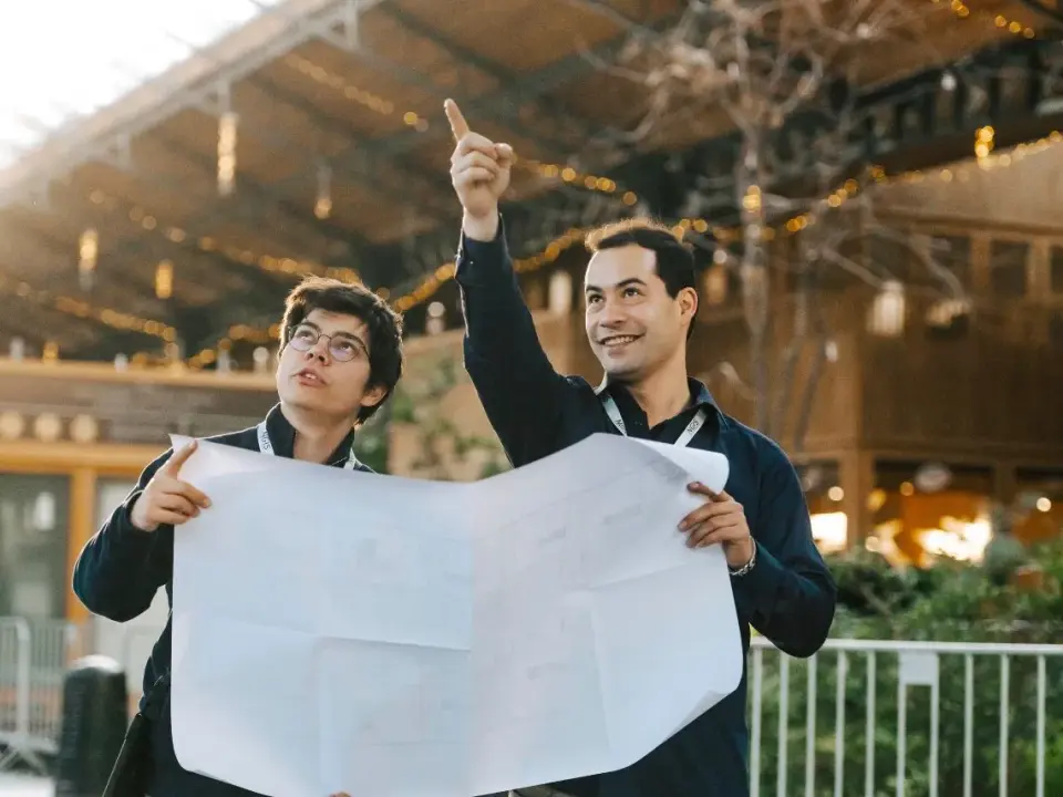 personnes tenant une carte - engagements rse