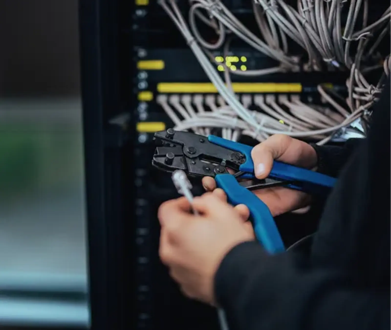 Técnico de NEKLAN preparando soluciones de redes VDI, fibra y equipos IT para un proyecto de infraestructura
