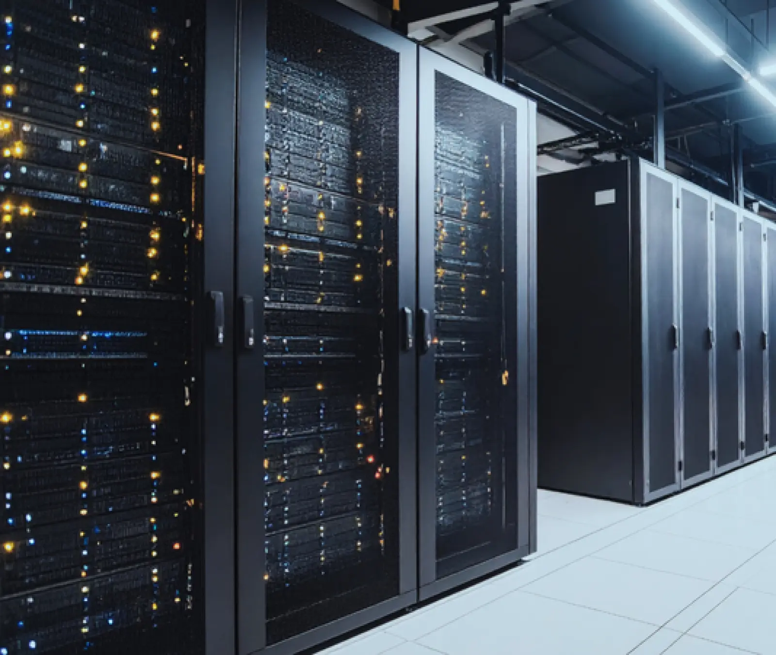 NEKLAN DC Techniker an elektrischer Infrastruktur in einer kritischen Data-Center-Umgebung