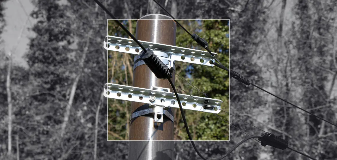 Poteau composite Telenco® équipé pour le déploiement de la fibre optique. Sa structure robuste et durable, adaptée aux réseaux FTTH, assure une installation fiable dans tous les environnements.