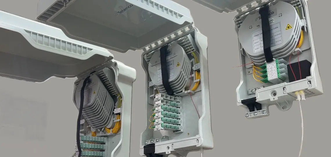 Trois boîtiers ouverts de la gamme WGP FL de différentes capacités, montrant cassettes d'épissure et raccordements fibre optique
