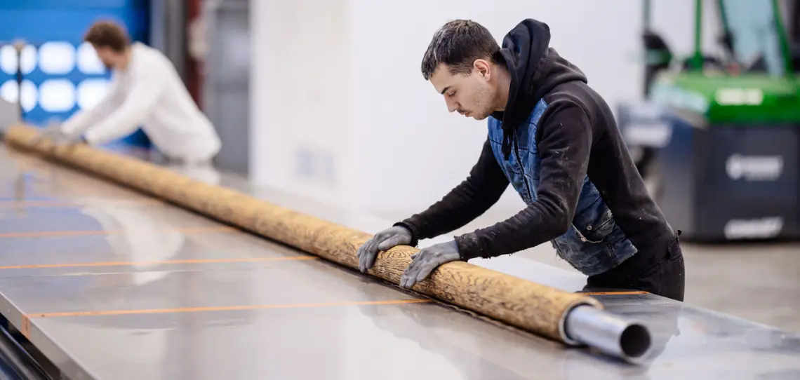 Atelier de fabrication des poteaux composites Telenco à Moirans, dans une logique écoresponsable