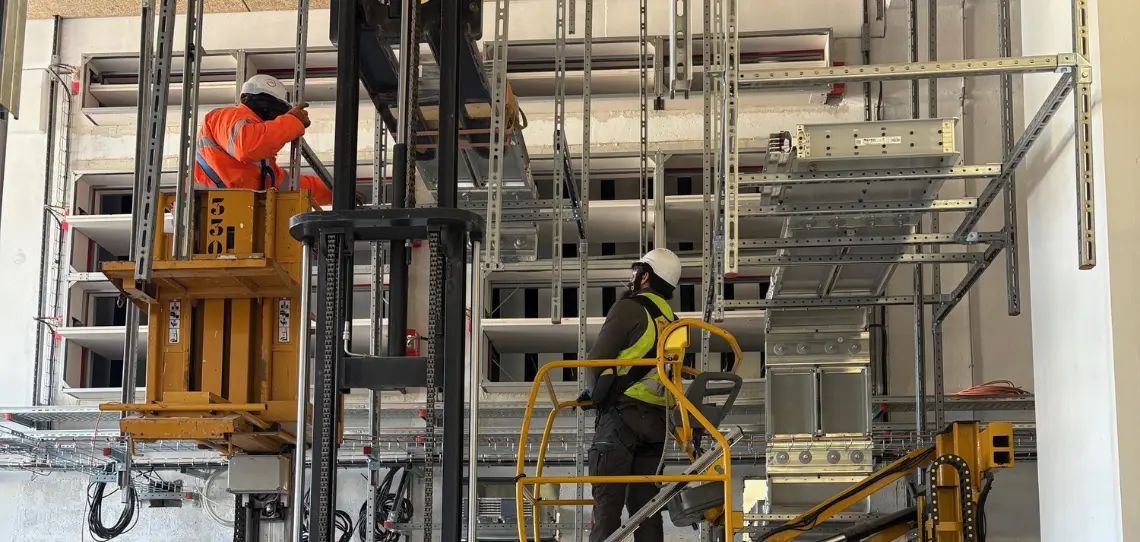 Montage eines EAE-Stromschienensystems in einem Hyperscale-Rechenzentrum — Telenco / Neklan DC