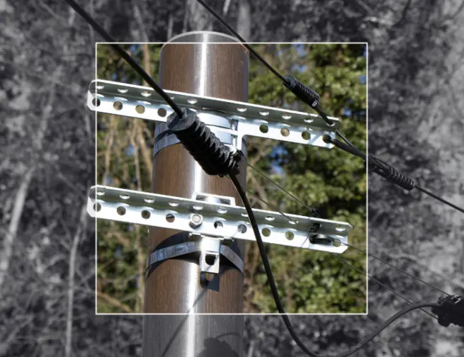 Poteau composite Telenco® équipé pour le déploiement de la fibre optique. Sa structure robuste et durable, adaptée aux réseaux FTTH, assure une installation fiable dans tous les environnements.