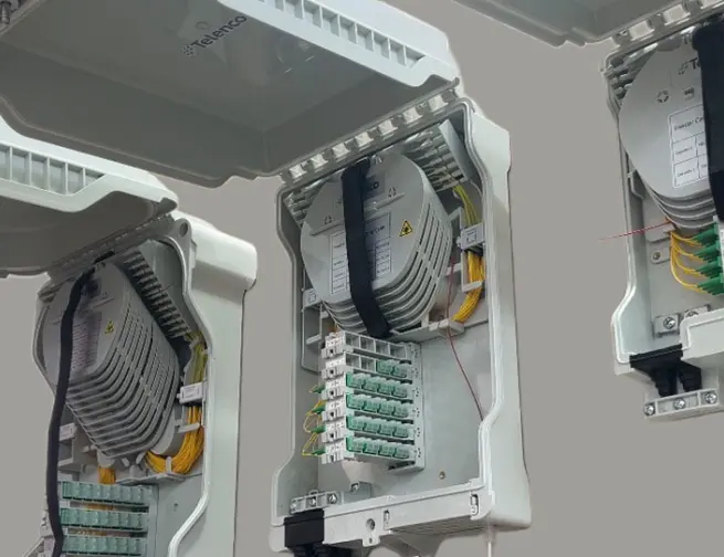 Trois boîtiers ouverts de la gamme WGP FL de différentes capacités, montrant cassettes d'épissure et raccordements fibre optique