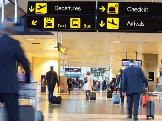 Composants RF passifs Telenco pour réseaux DAS et 5G indoor installation dans hall d'aéroport