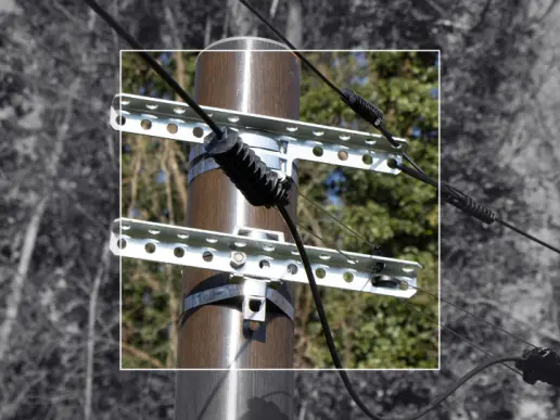 Poteau composite Telenco® équipé pour le déploiement de la fibre optique. Sa structure robuste et durable, adaptée aux réseaux FTTH, assure une installation fiable dans tous les environnements.