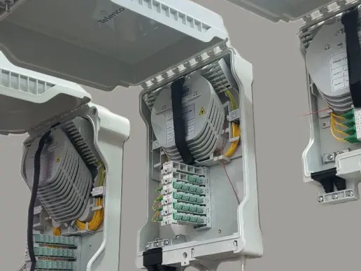 Trois boîtiers ouverts de la gamme WGP FL de différentes capacités, montrant cassettes d'épissure et raccordements fibre optique