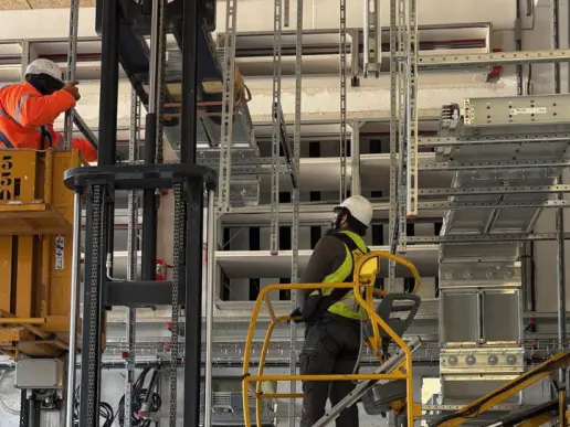Montage eines EAE-Stromschienensystems in einem Hyperscale-Rechenzentrum — Telenco / Neklan DC