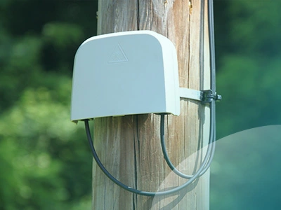 Bo&icirc;tier de transition fibre optique eline sur poteau pour r&eacute;seau a&eacute;rien