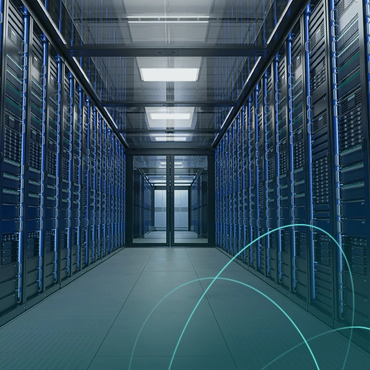 Serverraum in einem Hochleistungs-Rechenzentrum mit Rackreihen