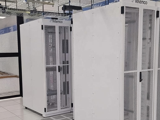 Racks und Einhausungen